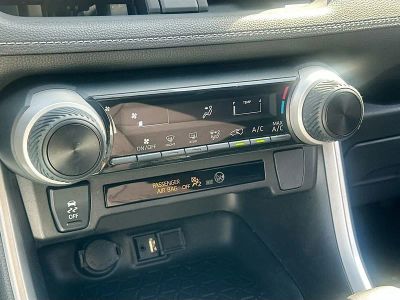 2019 Toyota RAV4 — photo 11 view