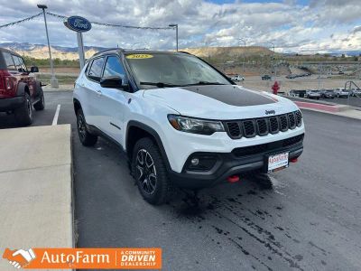 2025 Jeep Compass Trailhawk in Bright White Clearcoat — front three-quarter view