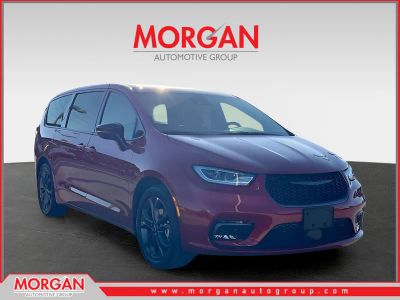 2026 Chrysler Pacifica Select in Red — front three-quarter view