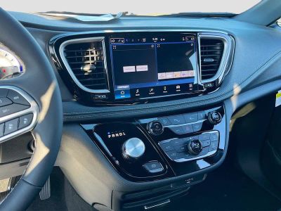 2026 Chrysler Pacifica — photo 14 view