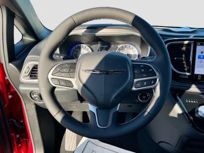 2026 Chrysler Pacifica — photo 11 view