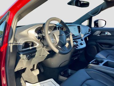 2026 Chrysler Pacifica — photo 9 view