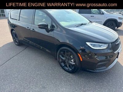 2025 Chrysler Pacifica — side profile view