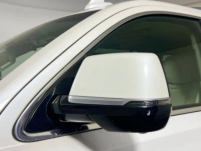 2017 Cadillac Escalade ESV — photo 10 view