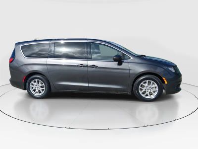 2022 Chrysler Voyager - Photo 8