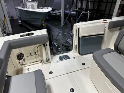 2026 Boston Whaler OUTRAGE 330 - Photo 4