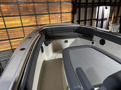 2026 Boston Whaler OUTRAGE 330 - Photo 5