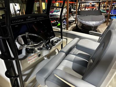 2026 Boston Whaler OUTRAGE 330 - Photo 12