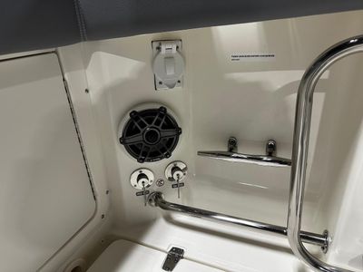 2026 Boston Whaler OUTRAGE 330 - Photo 16