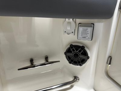 2026 Boston Whaler OUTRAGE 330 - Photo 15