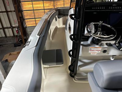 2026 Boston Whaler OUTRAGE 330 - Photo 22