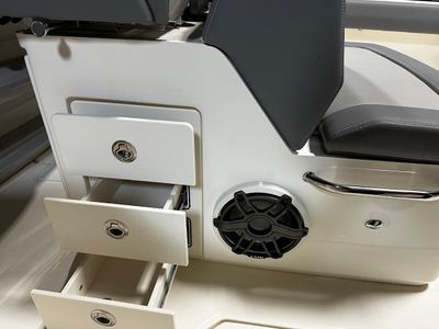 2026 Boston Whaler OUTRAGE 330 - Photo 11