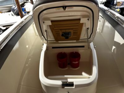 2026 Boston Whaler OUTRAGE 330 - Photo 8