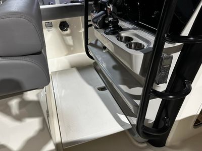 2026 Boston Whaler OUTRAGE 330 - Photo 21