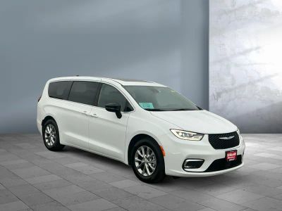 2026 Chrysler Pacifica — photo 8 view