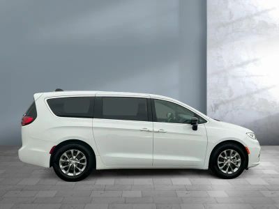 2026 Chrysler Pacifica — photo 7 view