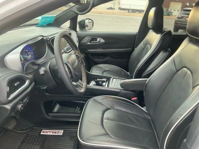 2026 Chrysler Pacifica — photo 9 view