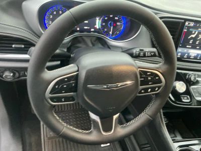 2026 Chrysler Pacifica — photo 13 view