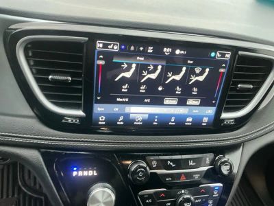 2026 Chrysler Pacifica — photo 11 view
