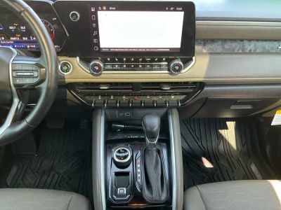 2024 Chevrolet Colorado — photo 11 view