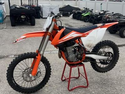 2017 KTM SX 450 F (2017.5) — engine compartment view