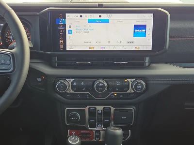 2026 Jeep Gladiator — photo 18 view