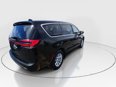 2024 Chrysler Pacifica — photo 7 view