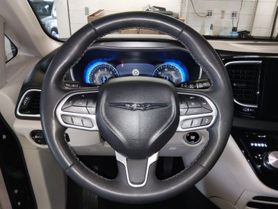 2024 Chrysler Pacifica — photo 12 view