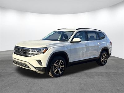 2022 Volkswagen Atlas 2.0T SE in Pure White — front three-quarter view