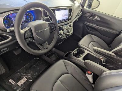 2026 Chrysler Pacifica — photo 12 view