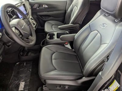 2026 Chrysler Pacifica — photo 10 view