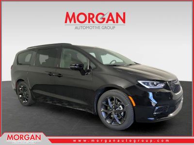 2026 Chrysler Pacifica Select in Black — front three-quarter view