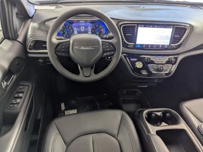 2026 Chrysler Pacifica — photo 13 view