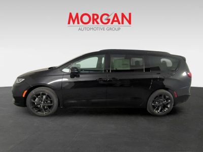 2026 Chrysler Pacifica — photo 8 view