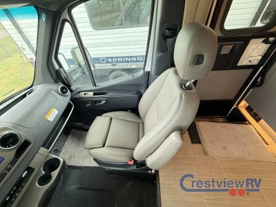 2027 Winnebago Navion - Photo 26