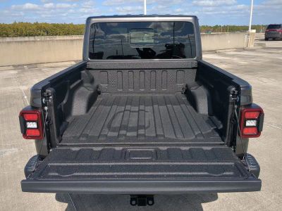 2026 Jeep Gladiator — photo 14 view
