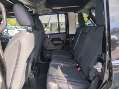 2025 Jeep Wrangler - Photo 15
