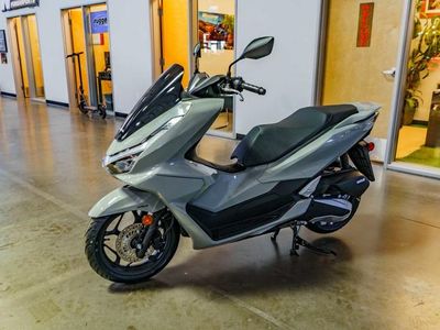 2025 Honda PCX - Photo 3
