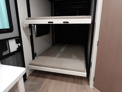 2026 Grand Design Momentum G-Class — photo 9 view