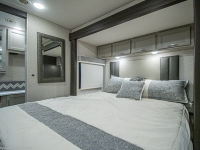 2026 Thor Motor Coach Magnitude Grand - Photo 14