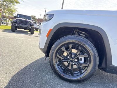 2026 Jeep Grand Cherokee — photo 10 view