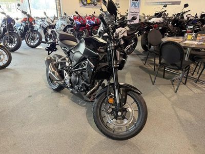 2025 Honda CB300R - Photo 2