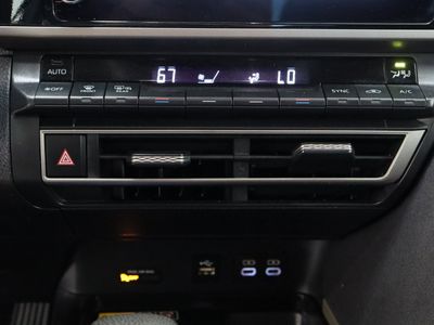 2025 Toyota Camry FWD - Photo 19