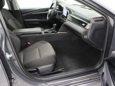 2025 Toyota Camry FWD - Photo 36