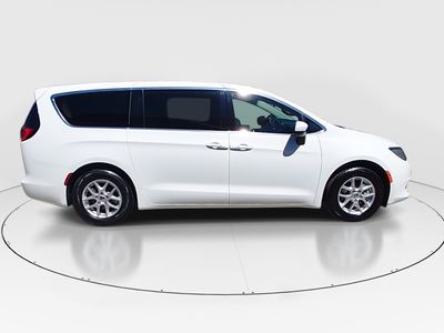 2022 Chrysler Voyager - Photo 8
