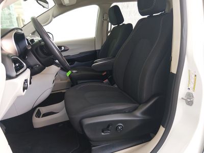 2022 Chrysler Voyager - Photo 10