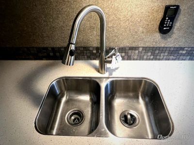 2019 Forest River Rockwood Ultra Lite — photo 17 view