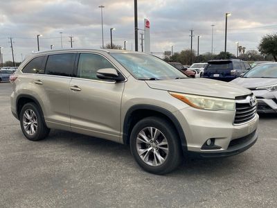 2015 Toyota Highlander — rear three-quarter view