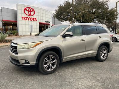 2015 Toyota Highlander XLE V6 in Creme Brulee Mica — front three-quarter view