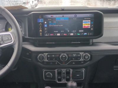 2025 Jeep Wrangler — photo 18 view